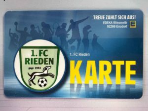 Unsere Vereinskarte:
Ab sofort könnt ihr mit der 1. FC Rieden-Vereinskarte bei jedem Einkauf unseren Verein unterstützen – ganz einfach an der Kasse scannen lassen und 1 % vom Einkaufswert geht direkt auf unser Vereinskonto!